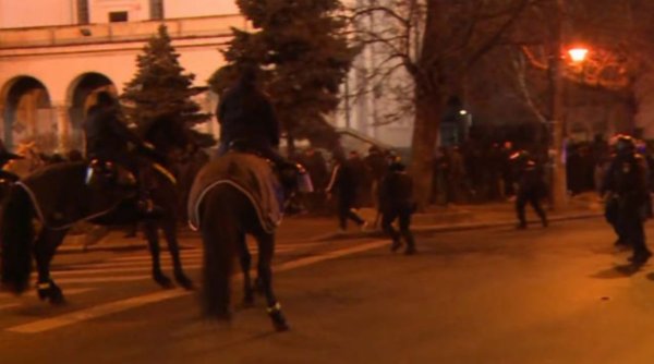 Incidente grave înainte de meciul Dinamo-UTA. Jandarmii au folosit gaze lacrimogene după ce suporterii au făcut haos