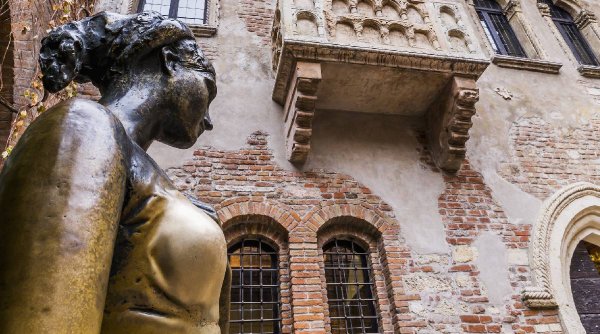 Julieta lui Shakespeare, distrusă de mângâierile turiștilor. I-a apărut o gaură în sânul drept
