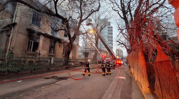 Incendiu în Bucureşti, la o casă din Sectorul 2. Pompierii ISU Bucureşti-Ilfov intervin cu 8 autospeciale