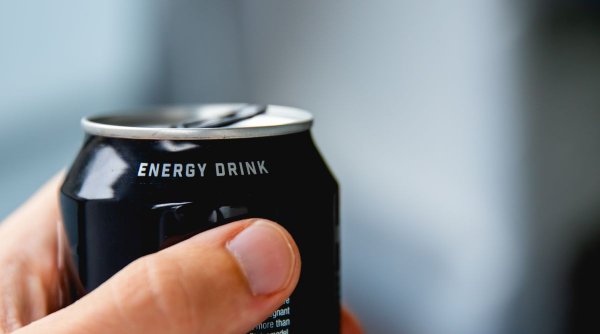 Klaus Iohannis a promulgat legea care interzice energizantele pentru minori | Efectele consumului acestor băuturi pentru adolescenți: ”Se traduce prin degradarea sinapselor cerebrale”