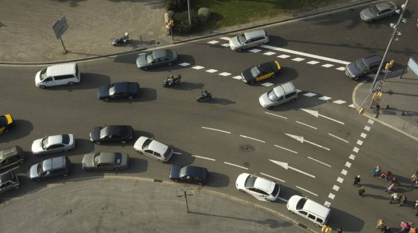 Șoferii care au prioritate în sensul giratoriu semaforizat. Semnalizarea și încadrarea corectă, potrivit Codului Rutier