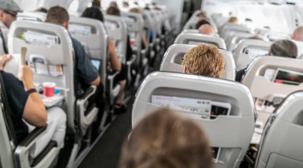 Boeing cere companiilor aeriene să verifice scaunele piloților de pe un model de avion, după zborul în care 50 de pasageri au fost răniți 