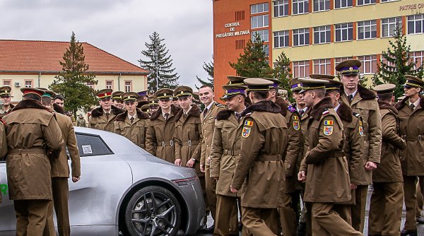 Imagini cu prima maşină electrică românească, prezentată la Academia Forțelor Terestre din Sibiu | Preţul cu care se vinde