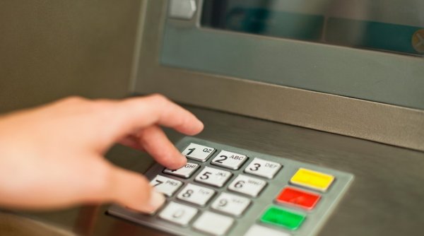 Eroarea care a permis clienților unei bănci să retragă de la bancomate mai mulți bani decât aveau