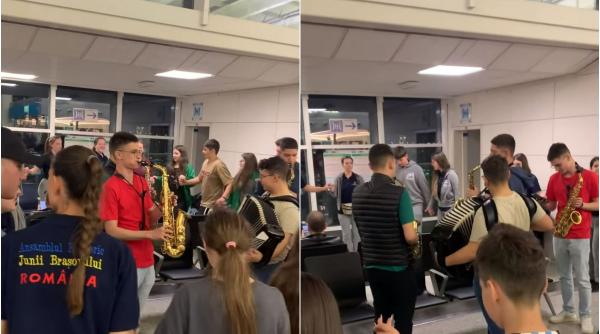 moment artistic romanesc aeroportul catania elevi romani hora avion intarziat trei ore