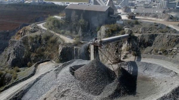 Obstacolele care țin pe loc exploatarea resurselor minerale și construcția de autostrăzi în România
