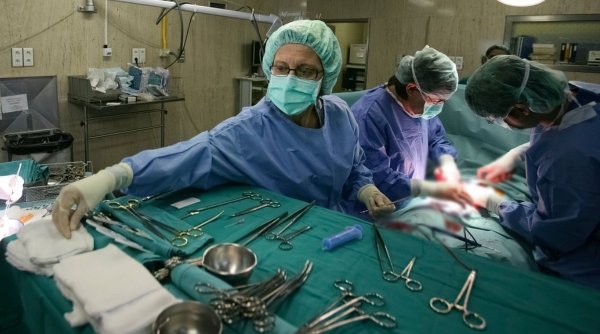 Premieră mondială în medicină: Un organ de porc modificat genetic a fost transplantat la un pacient în viaţă