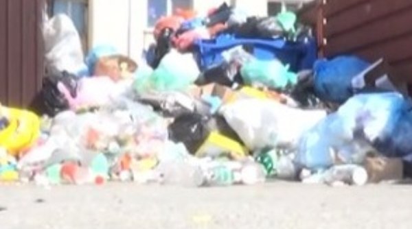 Orașul din România care este sufocat de gunoaie | Primăria a fost amendată de Garda de Mediu
