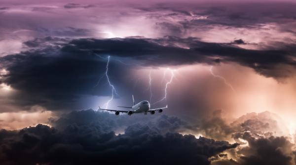 reactie tarom avion lovit fulger decolare aeroportul otopeni