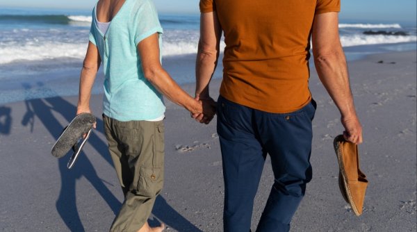 O femeie a făcut o descoperire neașteptată în timp ce se plimba pe o plajă alături de soțul ei