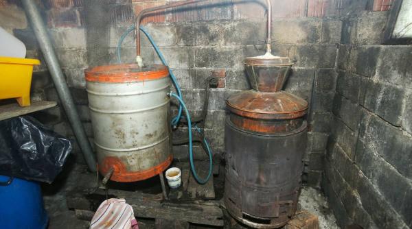 soti sechestrati in casa de hoti furat cazan de tuica satu mare