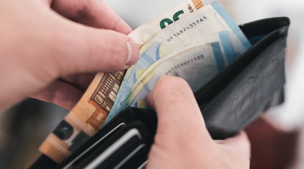 O femeie din Piatra-Neamţ a găsit un plic cu aproape 17.000 de euro în parcarea unei clinici medicale: 