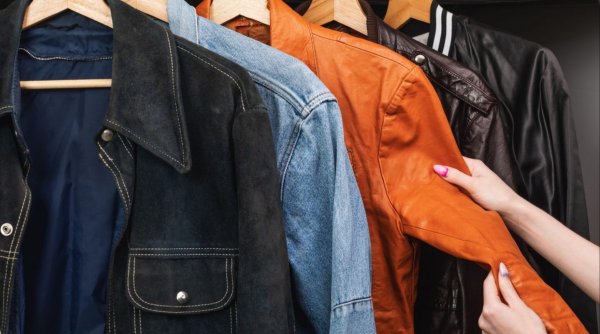 Thrifting, noul fenomen care i-a cucerit pe tinerii din România. Specialiștii explică schimbările majore în cumpărarea hainelor