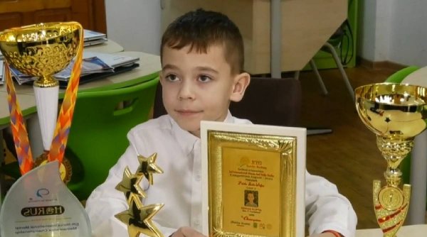 El este Iustin, campion la aritmetică mentală, la doar 8 ani. Are o adevărată colecție de diplome și medalii: 