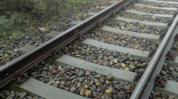 Două persoane au fost lovite de tren la Azuga. Mecanicul locomotivei a suferit un atac de panică