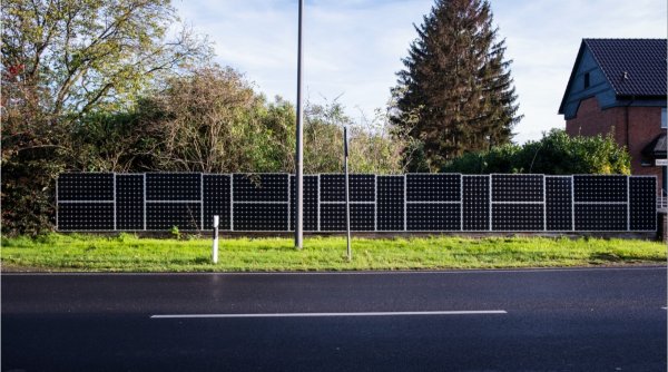 Au apărut gardurile solare: Panourile fotovoltaice transformă grădinile în surse de energie 
