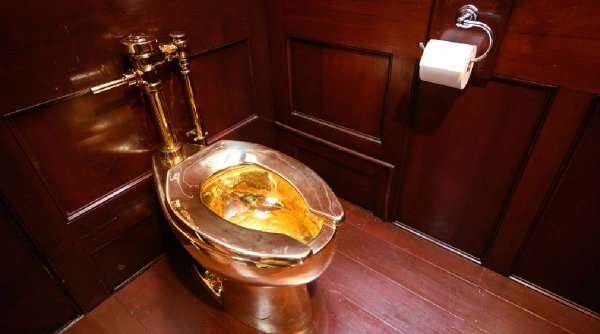 Un bărbat a recunoscut că a furat un WC din aur, în valoare de peste 6 milioane de dolari | A făcut și inundație