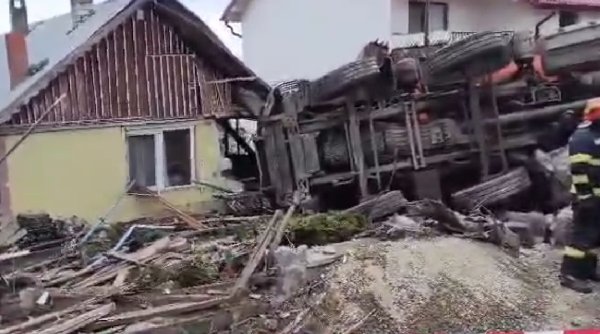 Accident grav în Suceava, după ce o basculantă s-a răsturnat şi a distrus o casă