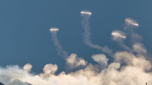 fenomen rar in italia vulcanul etna arunca inele de fum