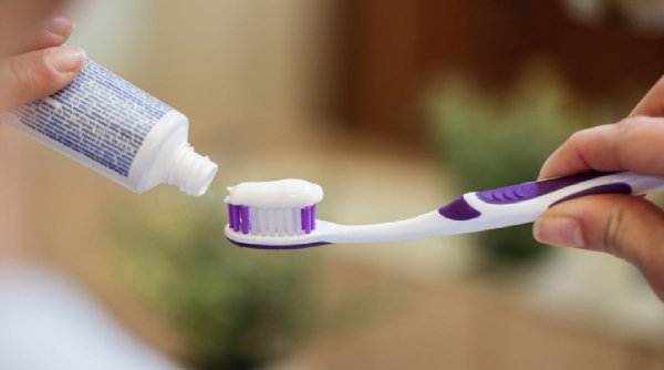 Pericolul dacă ne spălăm pe dinţi cu bicarbonat. Medic: 