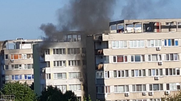 Incendiu puternic într-un bloc din București! Locatarii sunt evacuați prin exteriorul clădirii, cu autoscara | Există mai multe victime