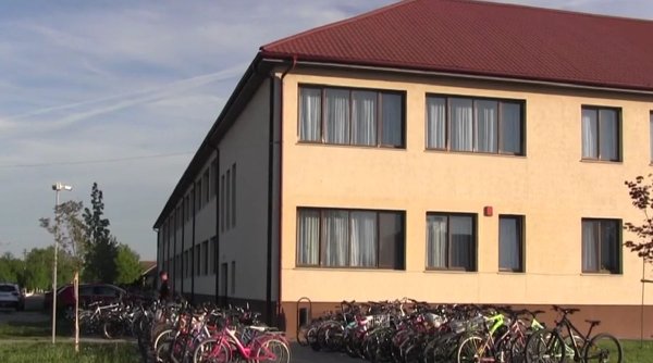 Sute de biciclete, în faţa unei şcoli din Arad. Elevii pedalează spre cursuri