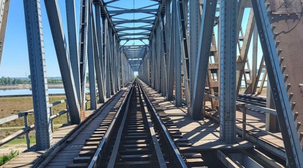 CFR anunță începerea lucrărilor la un pod peste Olt. Cum vor circula trenurile în perioada următoare