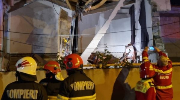 Explozie la un bloc din Craiova. O parte din etaj s-a prăbușit. Zeci de oameni evacuați