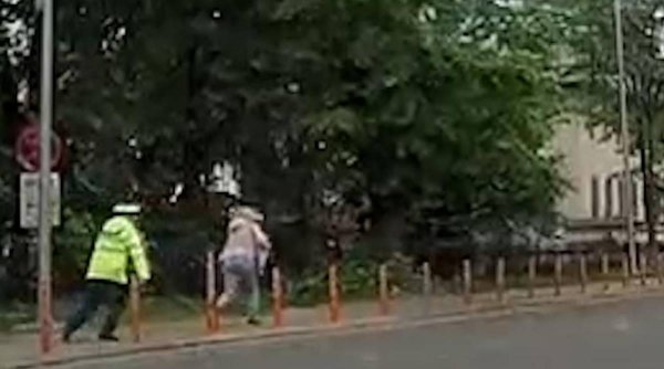 Momentul în care o femeie fuge de un polițist de la Circulație care voia să o amendeze, în Bacău. Suma pe care a trebuit să o plătească