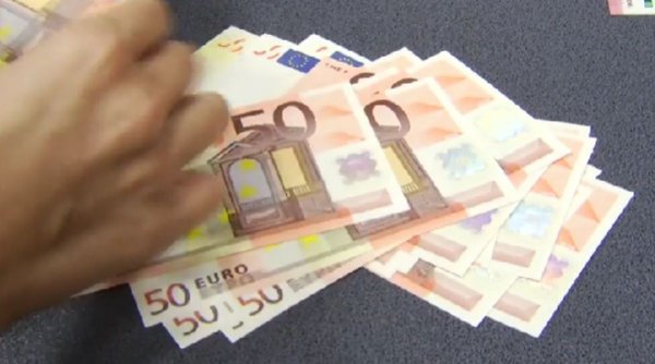 Mai mulți români au cumpărat valută în bancnote de 50 euro, atrași de cursul avantajos, în Vrancea și Buzău. Ulterior, au regretat