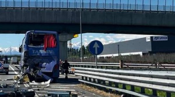 Accident între un autocar plin cu români și un TIR, în Italia. Autostrada A4 Torino-Milano a fost complet blocată