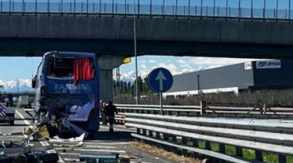 accident autocar romani tir italia torino milano a4