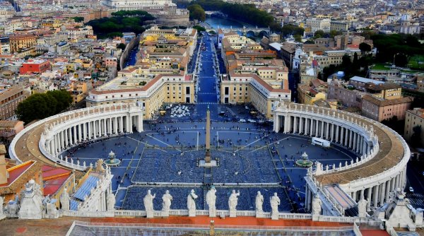 Cel mai căutat fugar american a fost prins în Piața Sf. Petru din Vatican. Venea din Moldova şi avea trei cuţite la el 