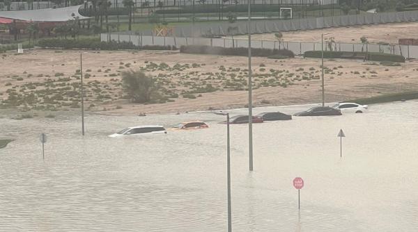 pret romani zbor dubai anulat furtuna