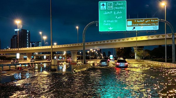 Români blocaţi de 24 de ore pe aeroportul din Dubai, după inundaţiile istorice