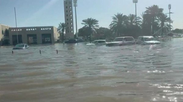 Tinerii blocați în Dubai, după inundațiile care au blocat orașul, se întorc în țară cu premierul Marcel Ciolacu