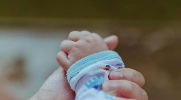 Avantajele și beneficiile purtării bebelușilor în brațe. De ce ar trebui să porți sling sau marsupiu