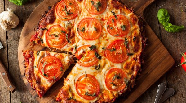 Pizza cu puține calorii, rețetă rapidă și ușoară. O poți consuma fără grija kilogramelor în plus