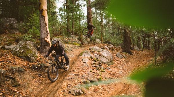 ce avantaje ofera o bicicleta electrica full suspension