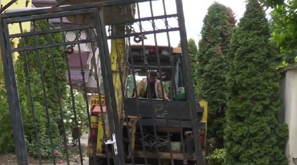 demolare scandal buldozere pamant poarta beton fier clan carpaci timisoara dominic fritz