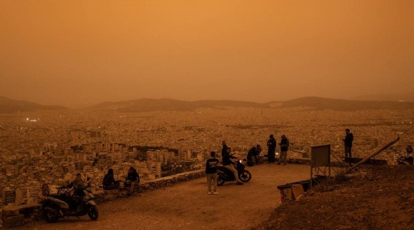  Imagini spectaculoase cu ceața portocalie care a înghițit Atena după furtuna de praf din Sahara
