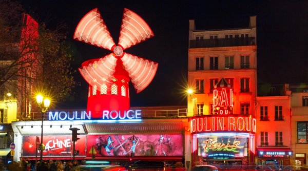 Şoc la Paris: A căzut morişca de vânt care decora cabaretul Moulin Rouge 