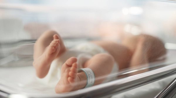 Sute de nou-născuți sunt abandonați anual în maternitățile din România. Poveștile copiilor cu boli grave, nevoiți să lupte singuri ca să trăiască