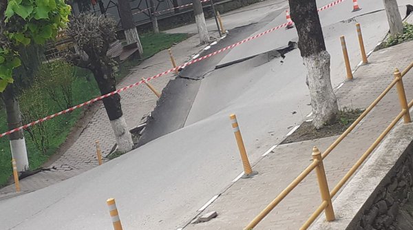 Măsuri preventive luate de ISU după ce o stradă s-a surpat la Slănic. Perimetrul de siguranţă a fost extins