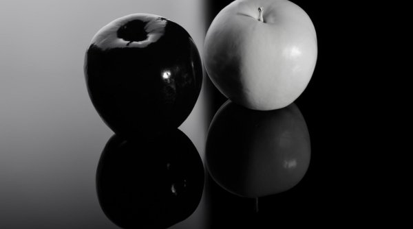 Mărul negru, soiul care crește la peste 3.000 de metri altitudine. Un singur fruct costă cât 20 de kilograme de mere 