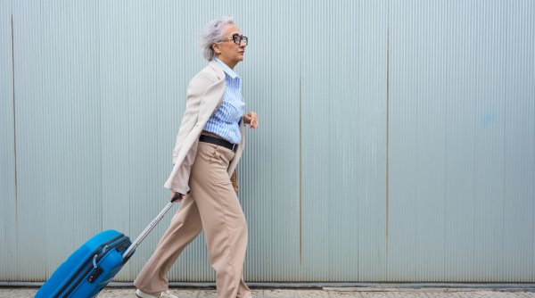 Păţania unei femei de 101 ani care nu îşi mai poate lua bilete de avion din cauza vârstei