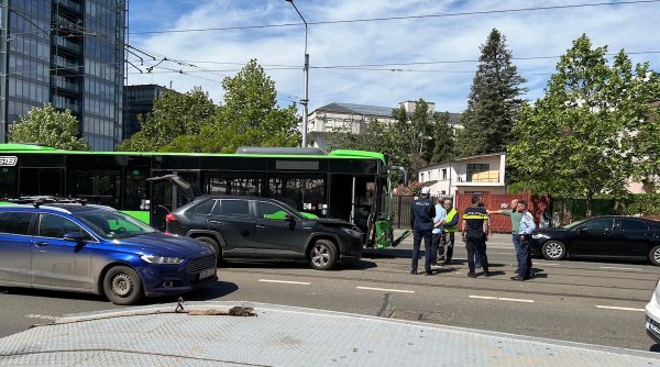 Accident în București, între un autobuz și un autoturism. Mai mulți pasageri au ajuns la spital