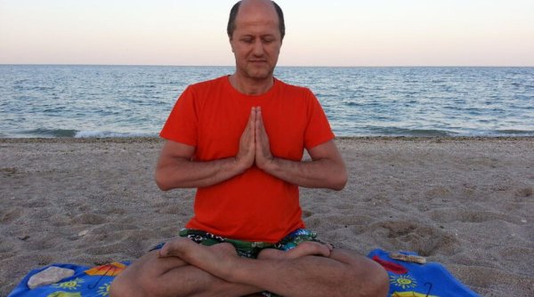 Detalii șocante din dosarul maestrului yoghin Eugen Mîrtz, care a strâns 1,4 milioane de euro din videochat | Mărturiile tinerelor racolate de instructorul de yoga