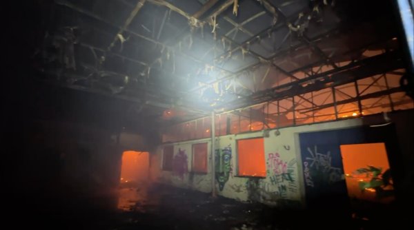 Primele imagini din interiorul halei cuprinse de incendiu, în București. Pompierii intervin cu 15 autospeciale 