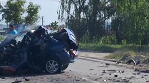 Un tânăr de 18 ani, cu permis de o lună, a murit pe șosea după ce s-a zdrobit cu mașina de un camion, în Olt